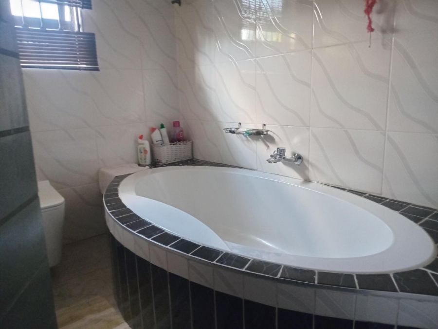 5 Bedroom Property for Sale in Lotus Gardens Gauteng