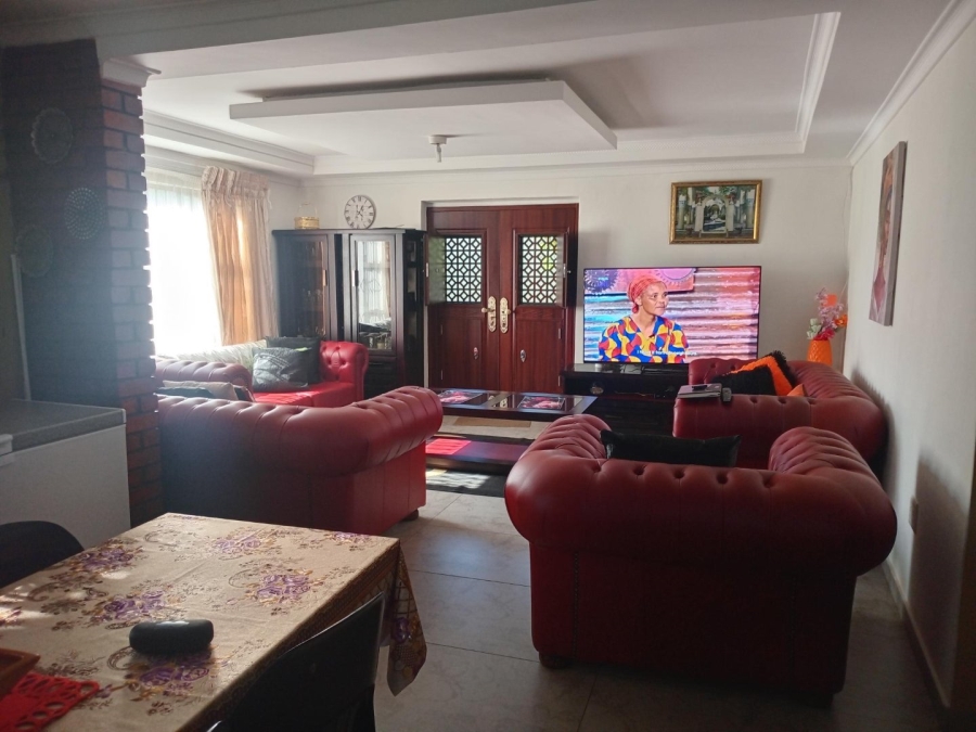5 Bedroom Property for Sale in Lotus Gardens Gauteng