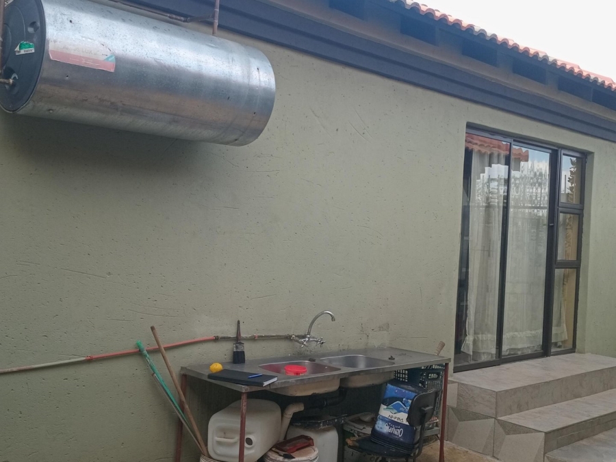 5 Bedroom Property for Sale in Lotus Gardens Gauteng