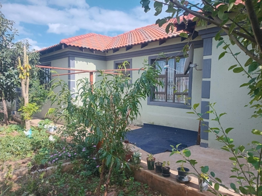 5 Bedroom Property for Sale in Lotus Gardens Gauteng