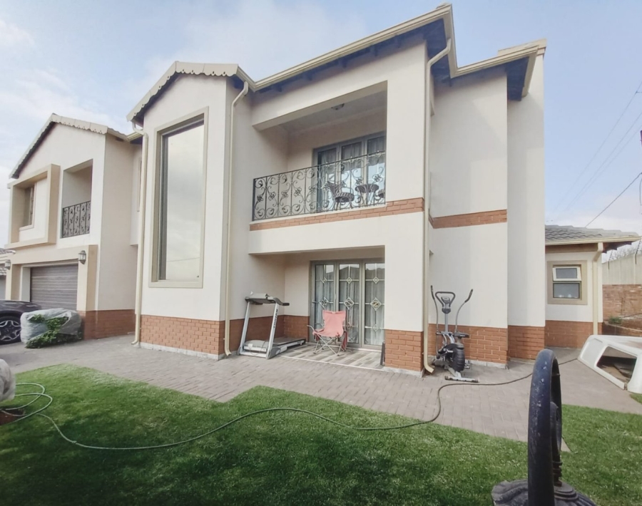  Bedroom Property for Sale in Clayville Gauteng