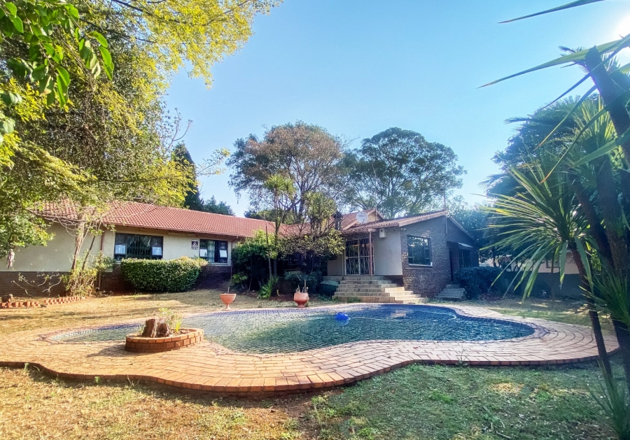 5 Bedroom Property for Sale in Kloofendal Gauteng