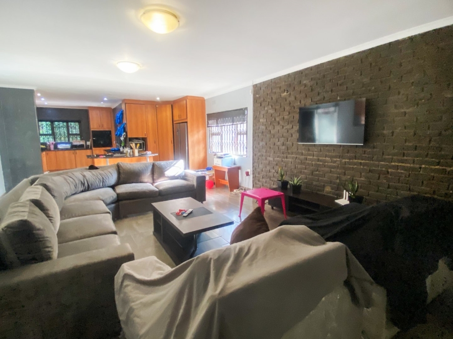 5 Bedroom Property for Sale in Kloofendal Gauteng