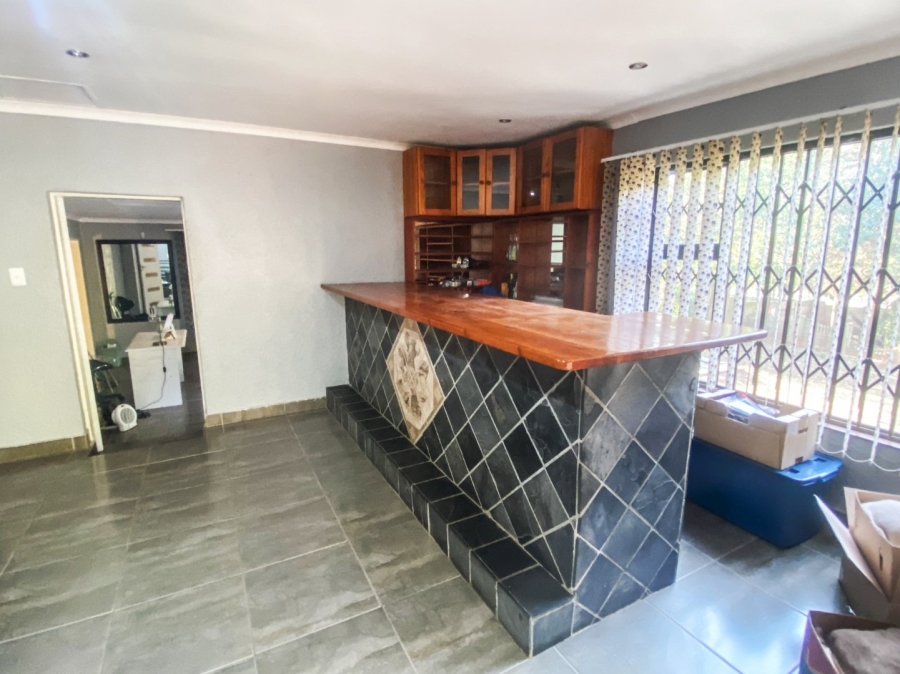5 Bedroom Property for Sale in Kloofendal Gauteng