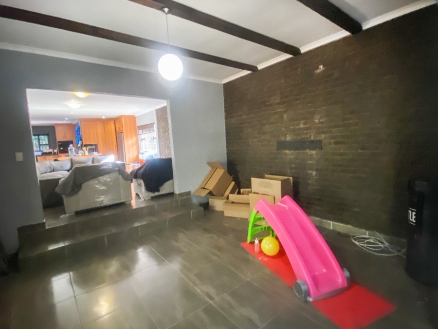 5 Bedroom Property for Sale in Kloofendal Gauteng