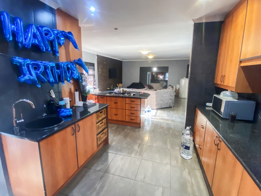 5 Bedroom Property for Sale in Kloofendal Gauteng