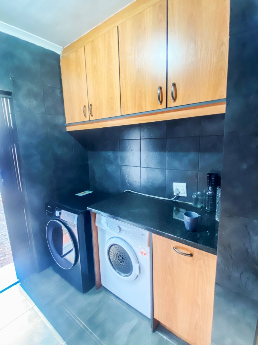 5 Bedroom Property for Sale in Kloofendal Gauteng
