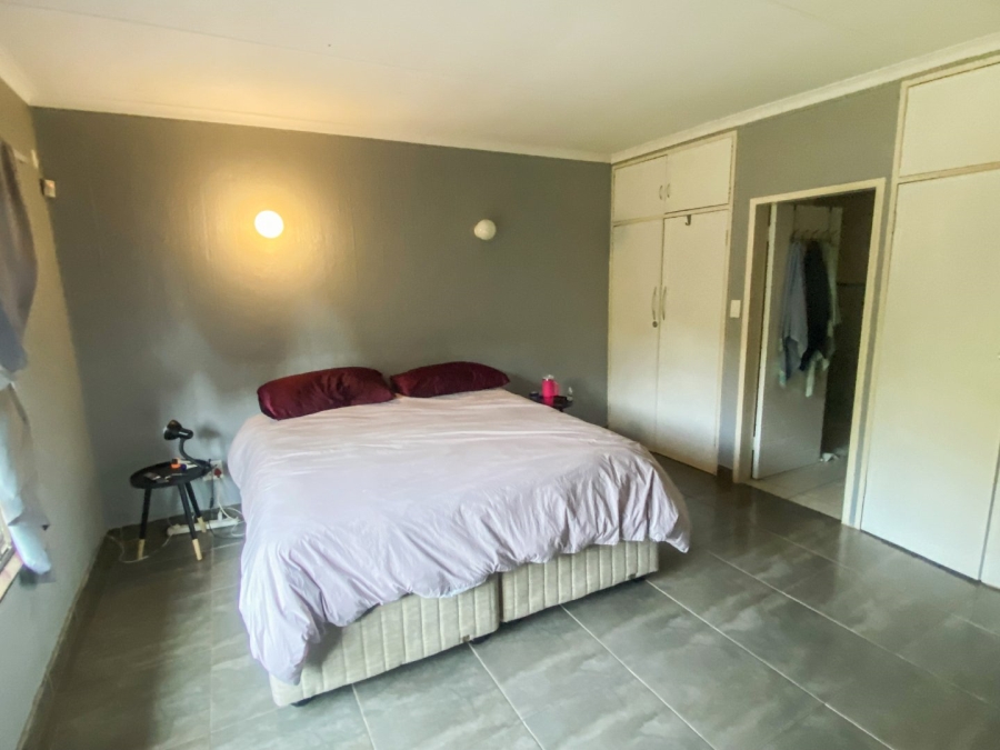 5 Bedroom Property for Sale in Kloofendal Gauteng