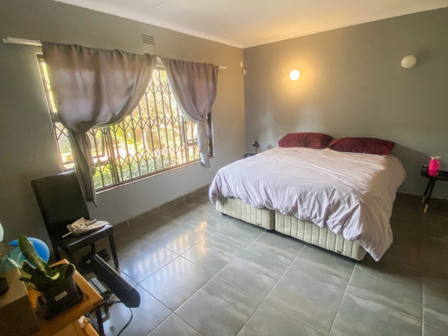 5 Bedroom Property for Sale in Kloofendal Gauteng
