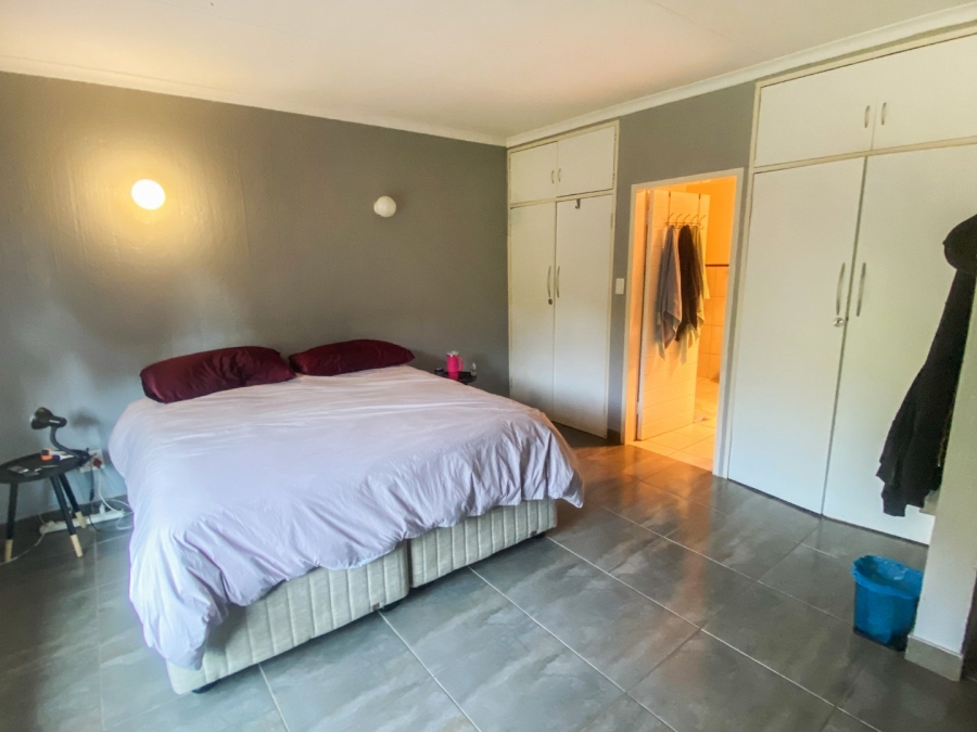 5 Bedroom Property for Sale in Kloofendal Gauteng