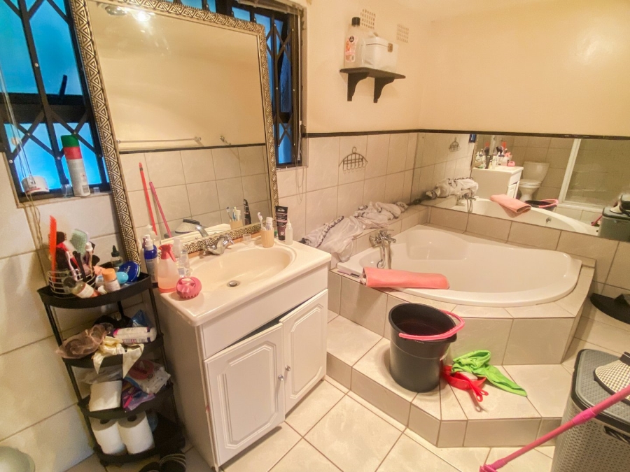 5 Bedroom Property for Sale in Kloofendal Gauteng