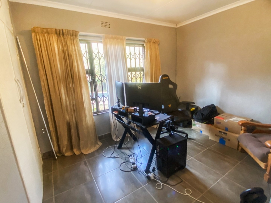 5 Bedroom Property for Sale in Kloofendal Gauteng