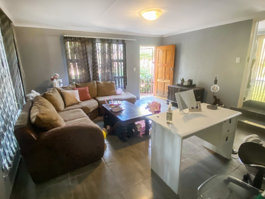 5 Bedroom Property for Sale in Kloofendal Gauteng