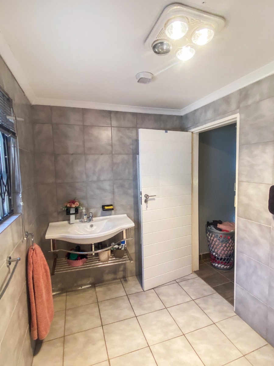 5 Bedroom Property for Sale in Kloofendal Gauteng