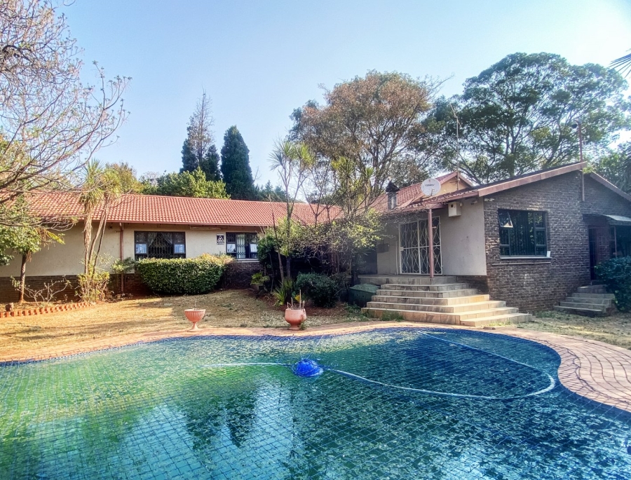 5 Bedroom Property for Sale in Kloofendal Gauteng