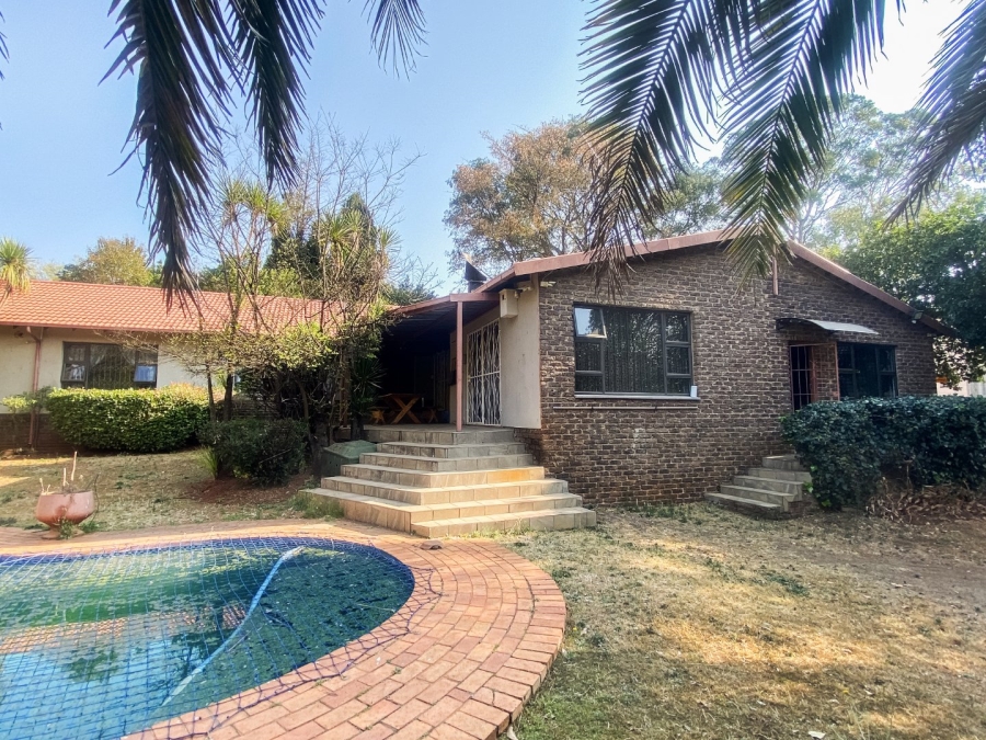 5 Bedroom Property for Sale in Kloofendal Gauteng
