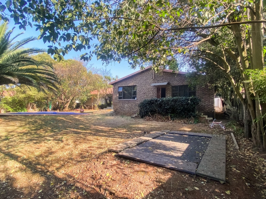 5 Bedroom Property for Sale in Kloofendal Gauteng