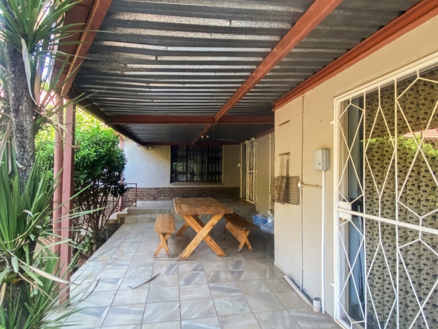 5 Bedroom Property for Sale in Kloofendal Gauteng