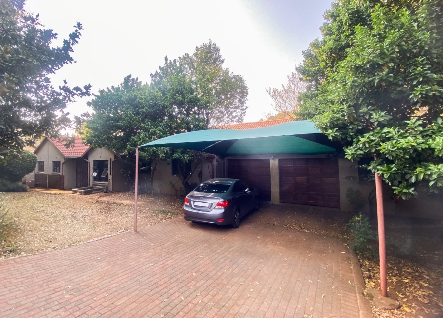 5 Bedroom Property for Sale in Kloofendal Gauteng