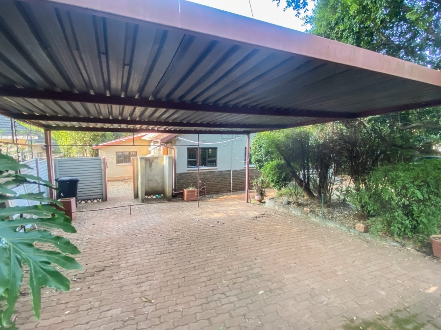 5 Bedroom Property for Sale in Kloofendal Gauteng