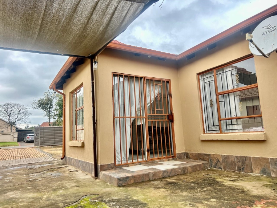 To Let 3 Bedroom Property for Rent in Birch Acres Gauteng