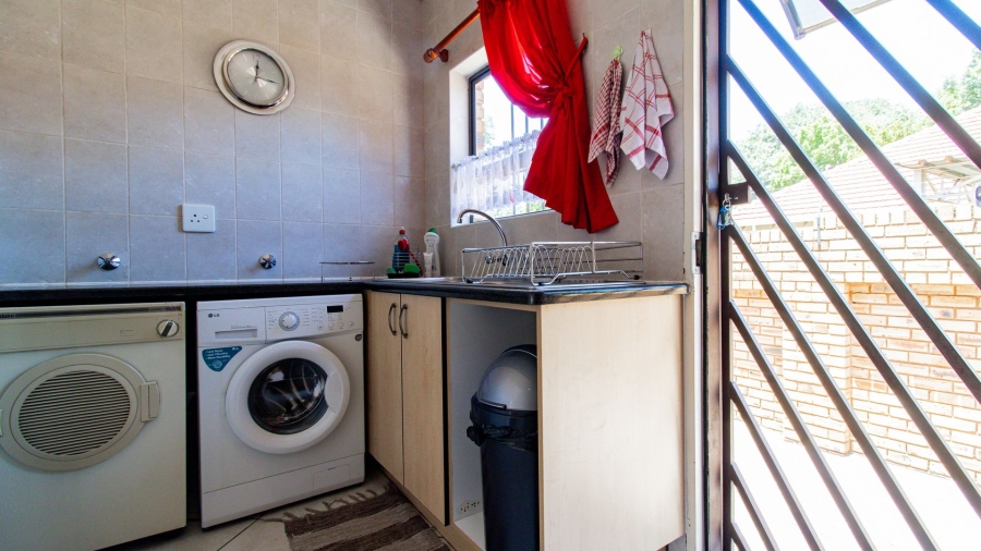To Let 3 Bedroom Property for Rent in New Redruth Gauteng