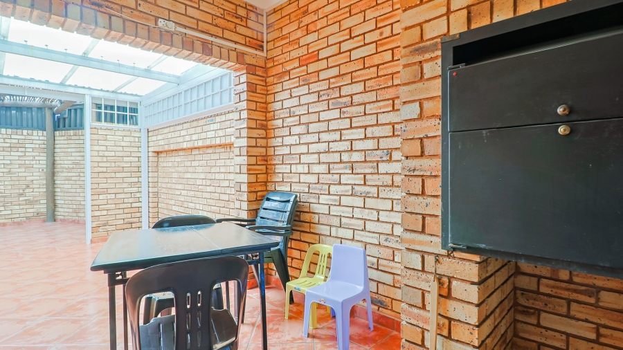 To Let 3 Bedroom Property for Rent in New Redruth Gauteng