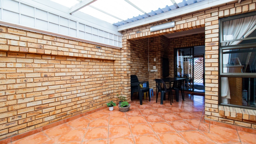 To Let 3 Bedroom Property for Rent in New Redruth Gauteng