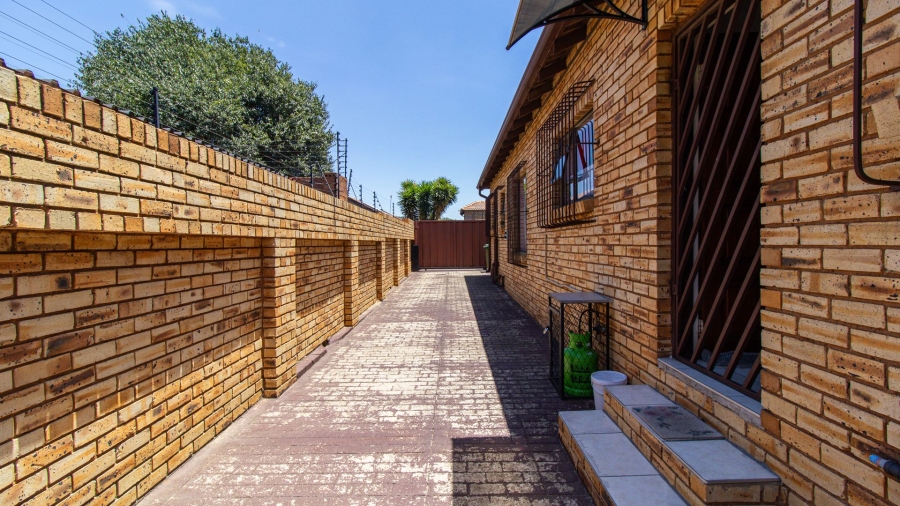 To Let 3 Bedroom Property for Rent in New Redruth Gauteng