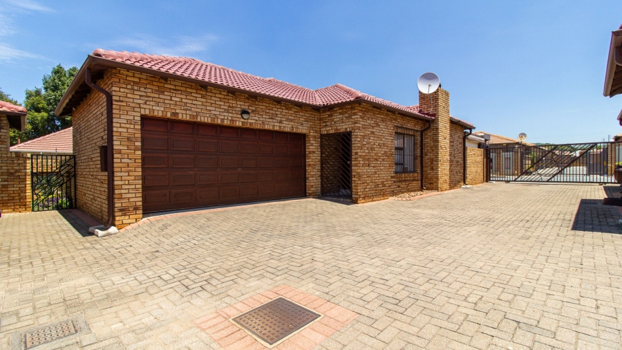To Let 3 Bedroom Property for Rent in New Redruth Gauteng