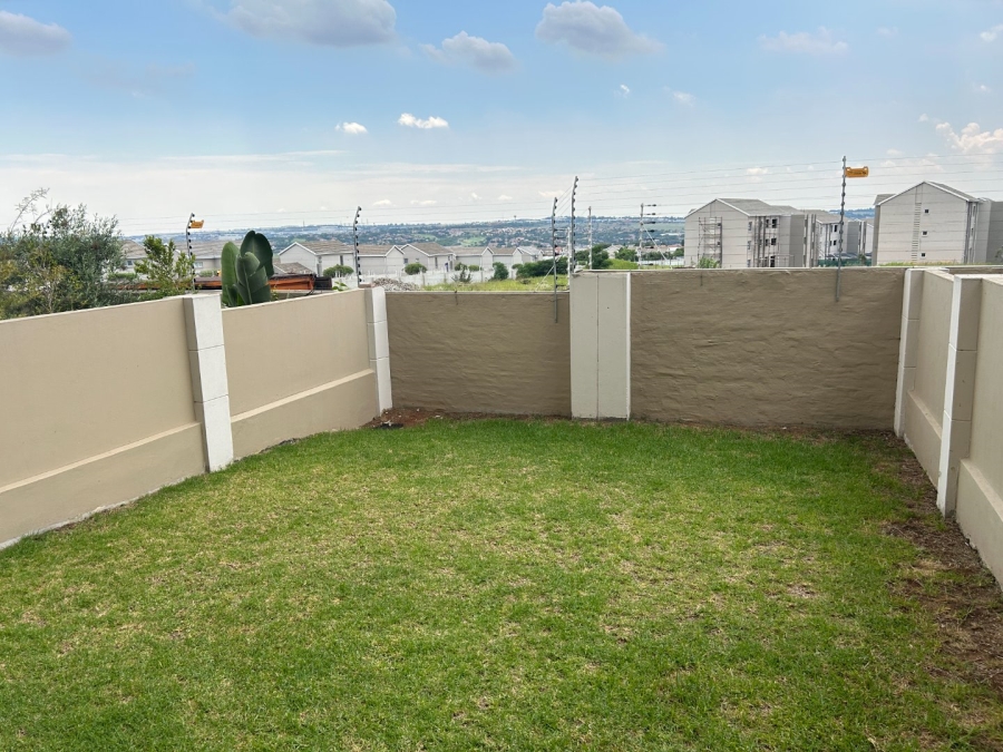 1 Bedroom Property for Sale in Blue Hills Gauteng