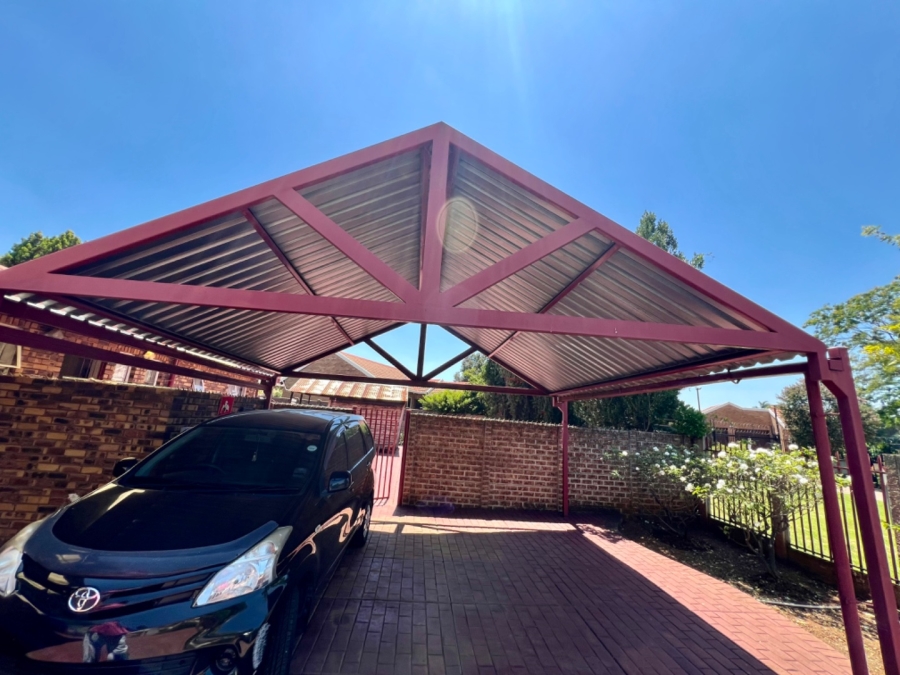 3 Bedroom Property for Sale in Garsfontein Gauteng