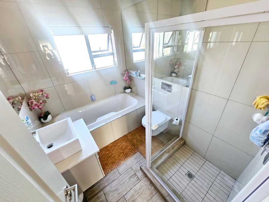 To Let 4 Bedroom Property for Rent in Midstream Estate Gauteng