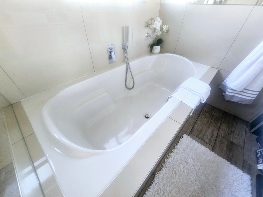 To Let 4 Bedroom Property for Rent in Midstream Estate Gauteng