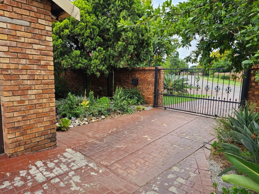 5 Bedroom Property for Sale in Eldoraigne Gauteng
