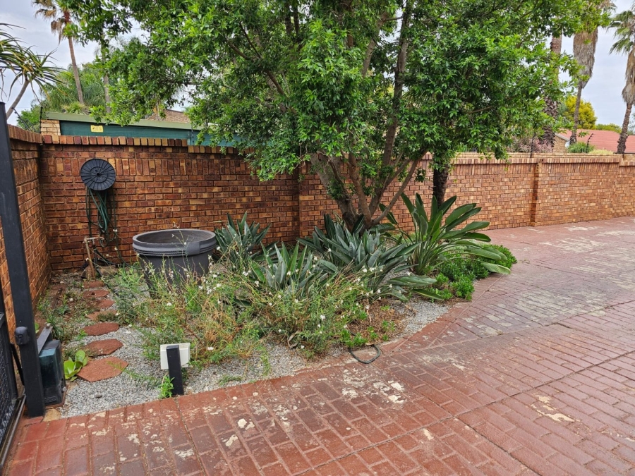 5 Bedroom Property for Sale in Eldoraigne Gauteng