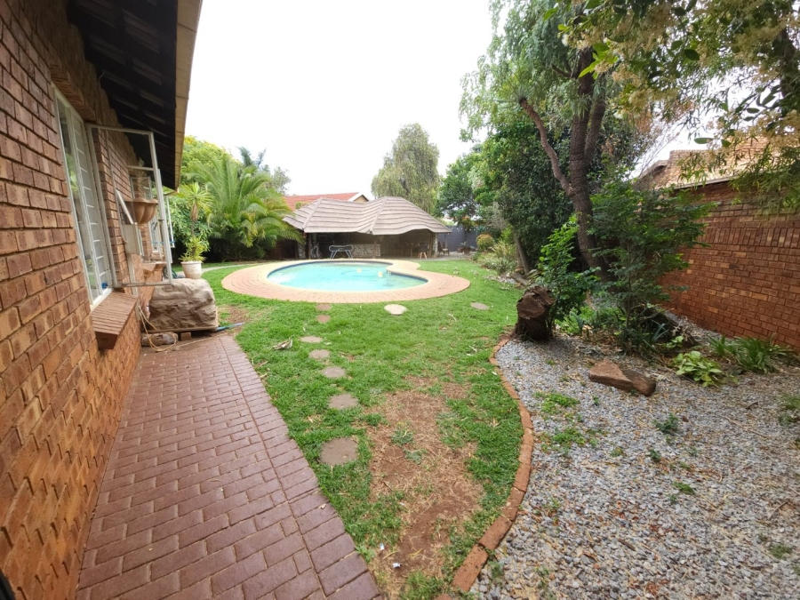 5 Bedroom Property for Sale in Eldoraigne Gauteng