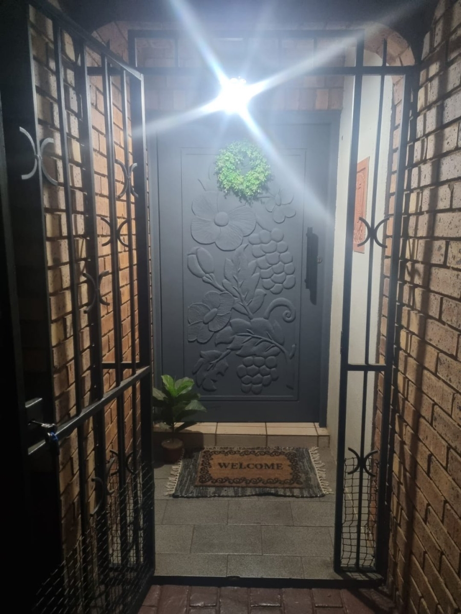 5 Bedroom Property for Sale in Eldoraigne Gauteng