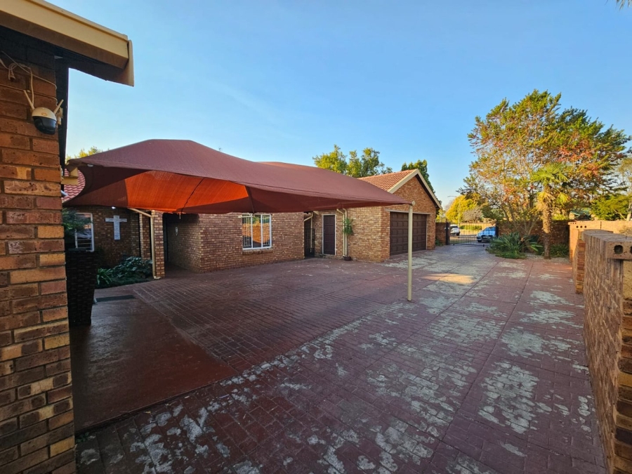 5 Bedroom Property for Sale in Eldoraigne Gauteng