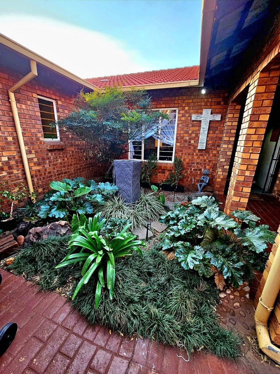 5 Bedroom Property for Sale in Eldoraigne Gauteng