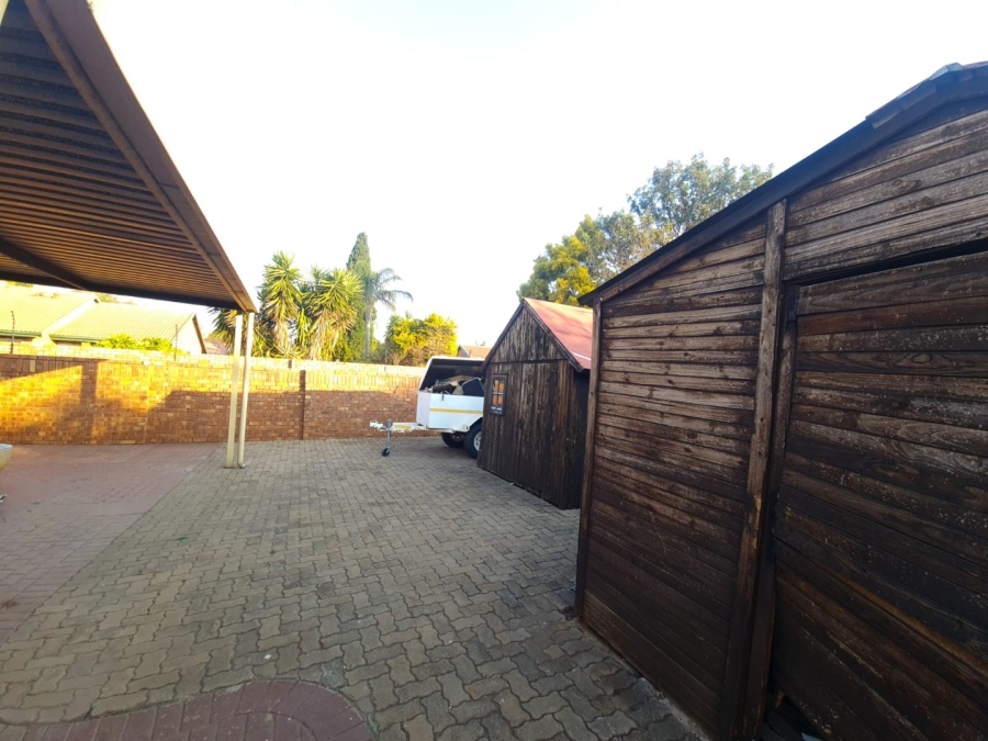 5 Bedroom Property for Sale in Eldoraigne Gauteng