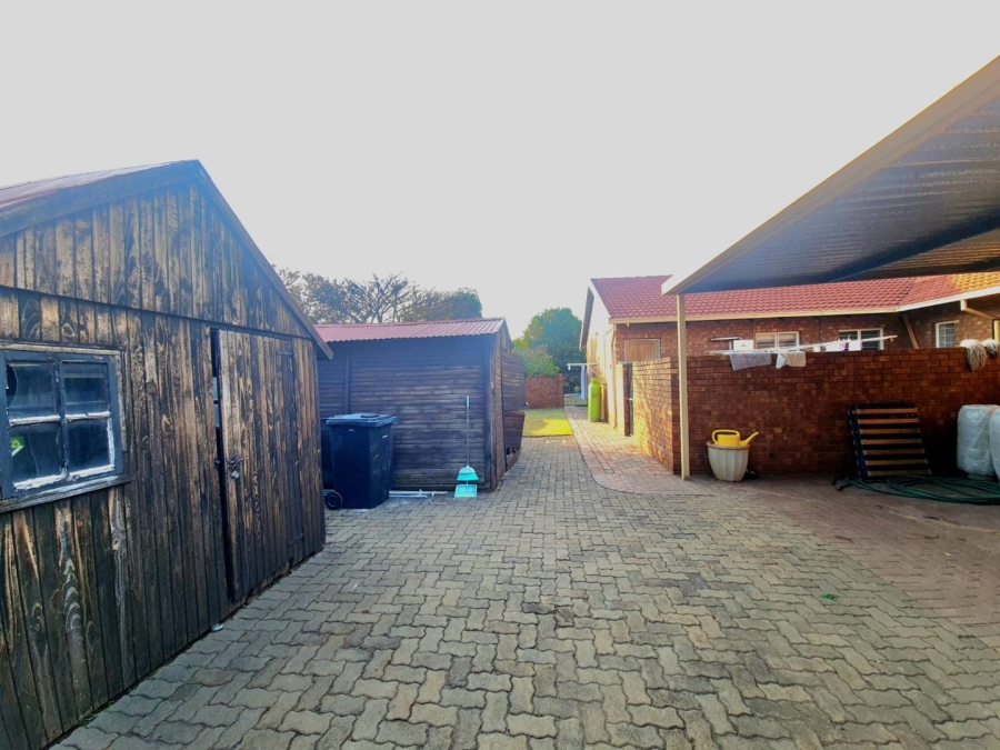 5 Bedroom Property for Sale in Eldoraigne Gauteng