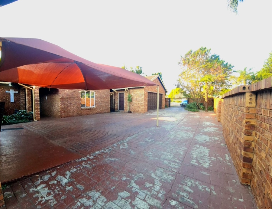 5 Bedroom Property for Sale in Eldoraigne Gauteng