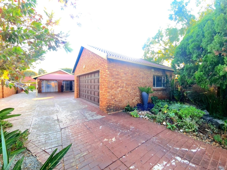 5 Bedroom Property for Sale in Eldoraigne Gauteng
