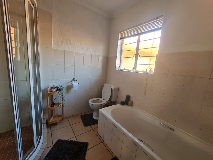 5 Bedroom Property for Sale in Eldoraigne Gauteng