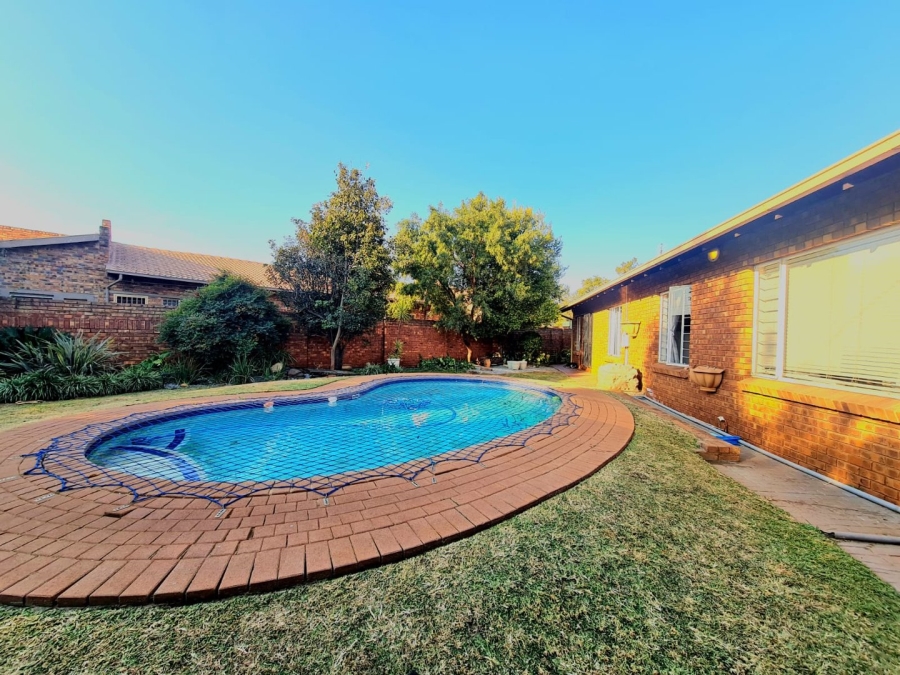 5 Bedroom Property for Sale in Eldoraigne Gauteng