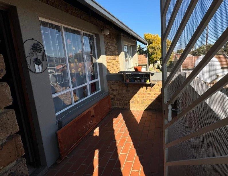1 Bedroom Property for Sale in Glen Marais Gauteng