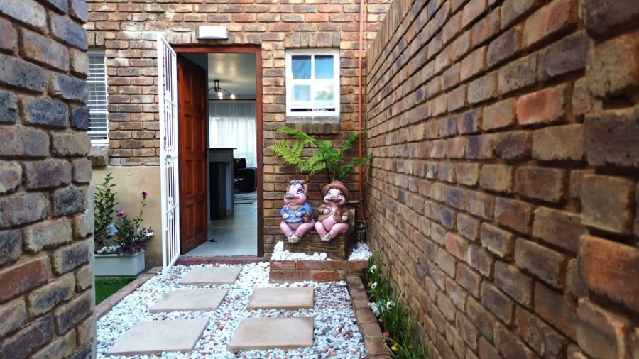 To Let 2 Bedroom Property for Rent in Waterkloof Glen Gauteng