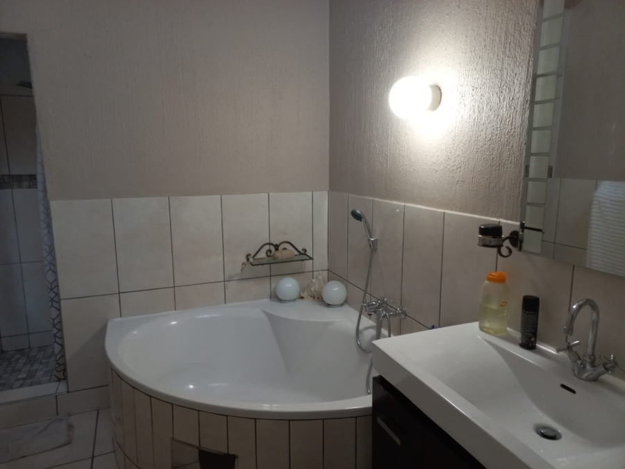 2 Bedroom Property for Sale in Cyrildene Gauteng