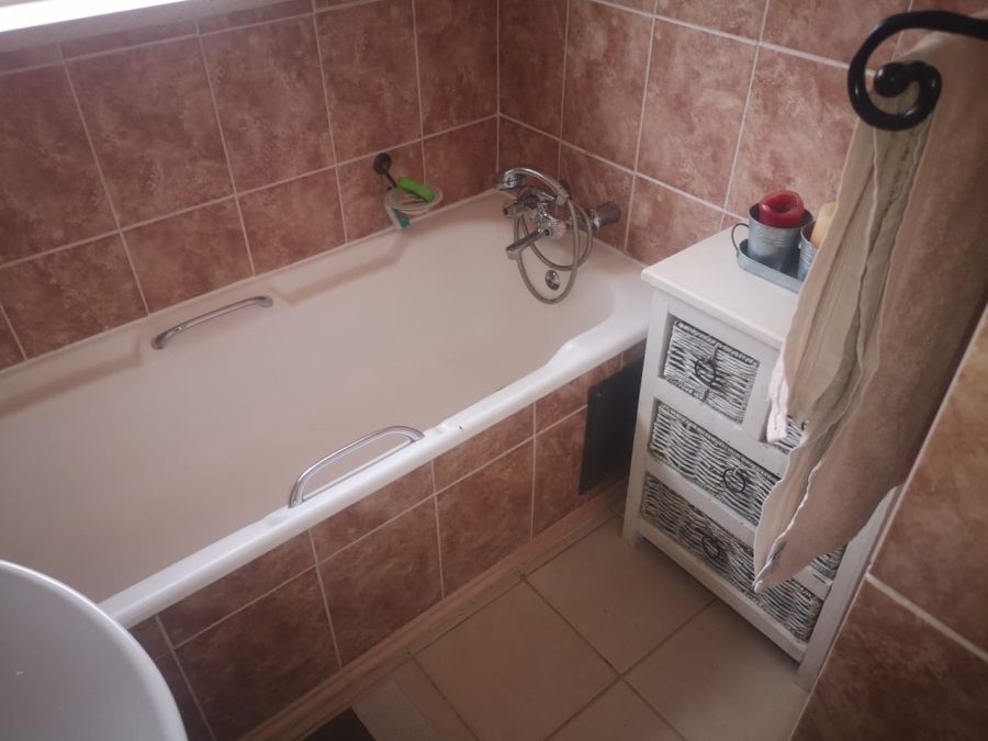 6 Bedroom Property for Sale in Primrose Hill Gauteng